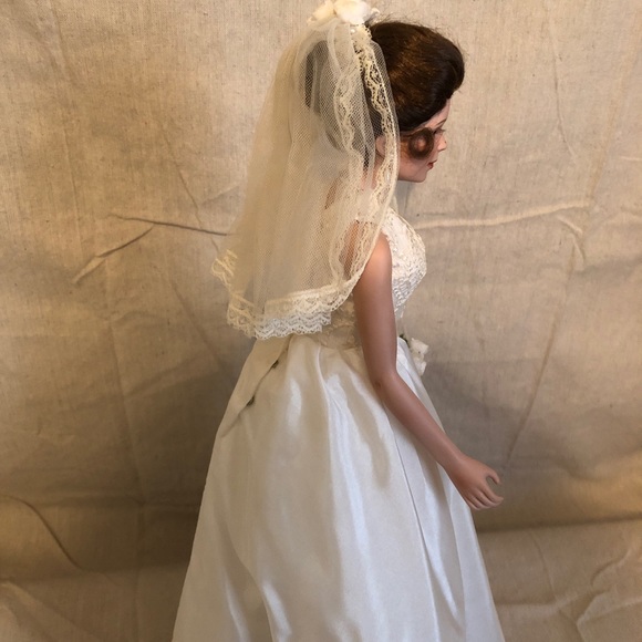 “Camellia” A porcelain bride doll from Ashton-Drake Galleries, by Bill Hanson. - Picture 4 of 8